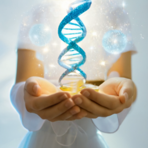 Une femme tendant ses bras et de ses mains jaillit une échelle bleu d'ADN, entouré de particules d'énergie